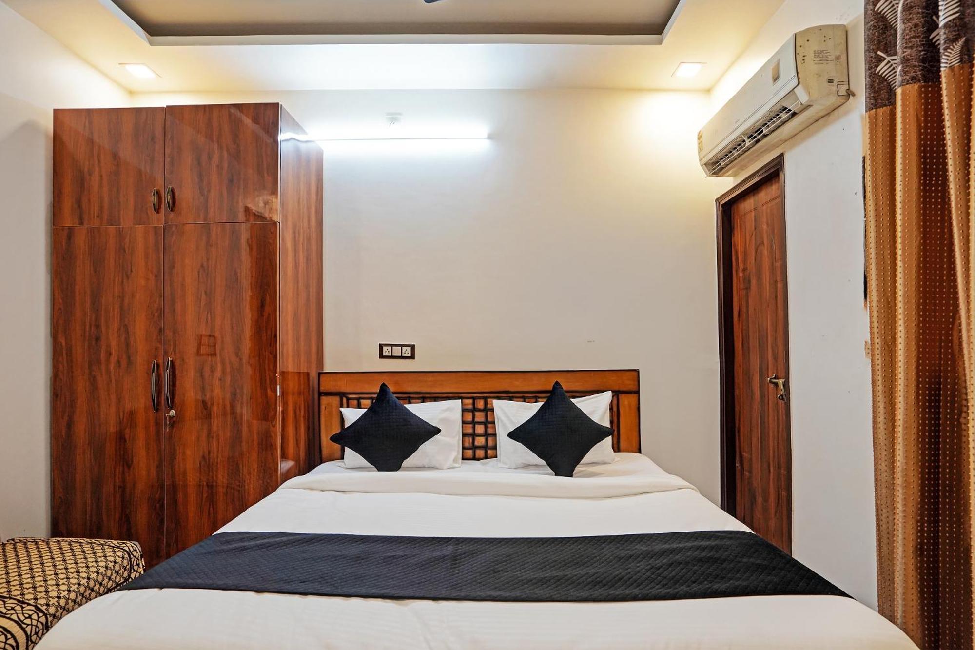 Play- Platinum Sector144 Couple Friendly Noida Exterior foto