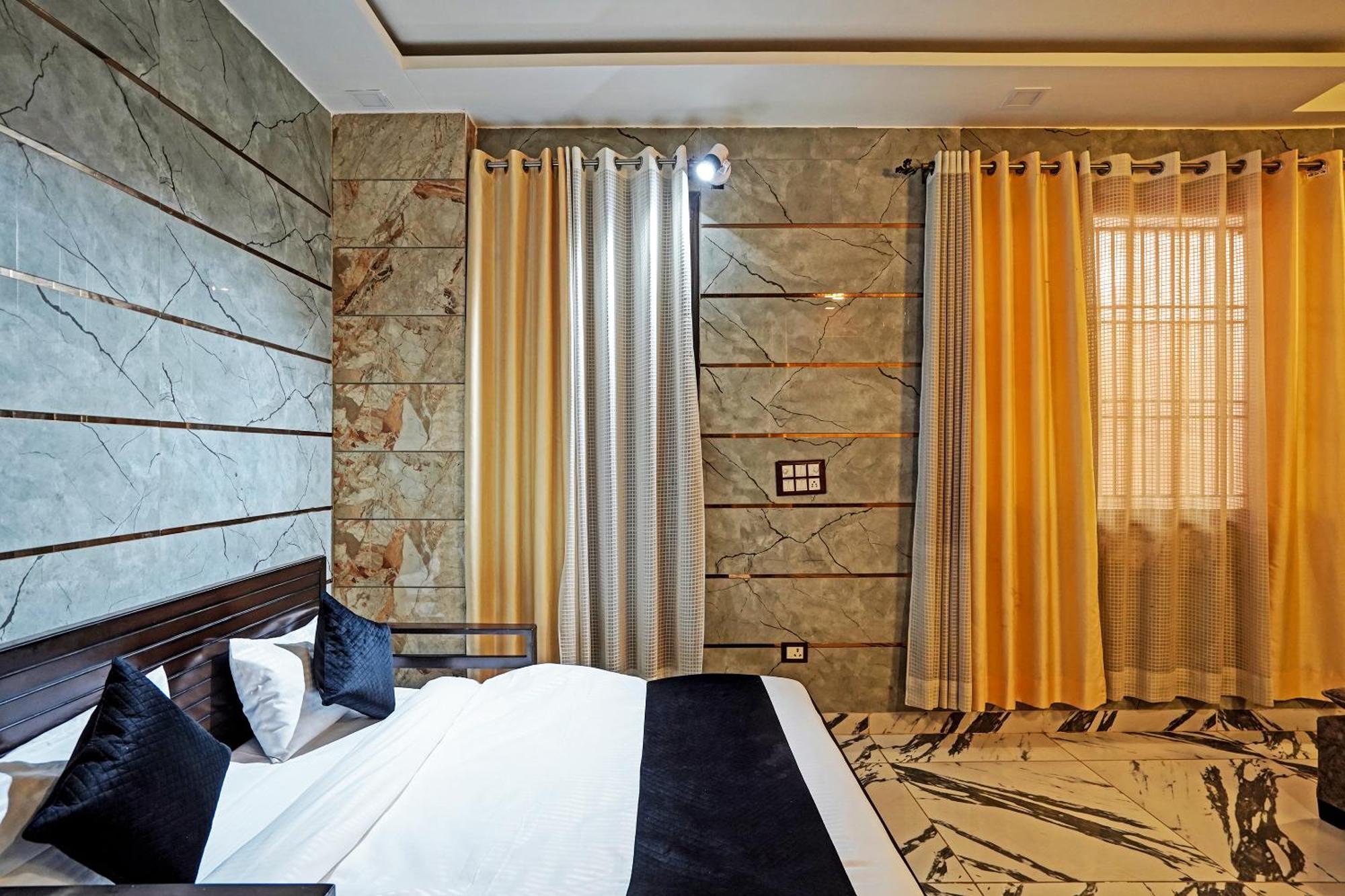 Play- Platinum Sector144 Couple Friendly Noida Exterior foto
