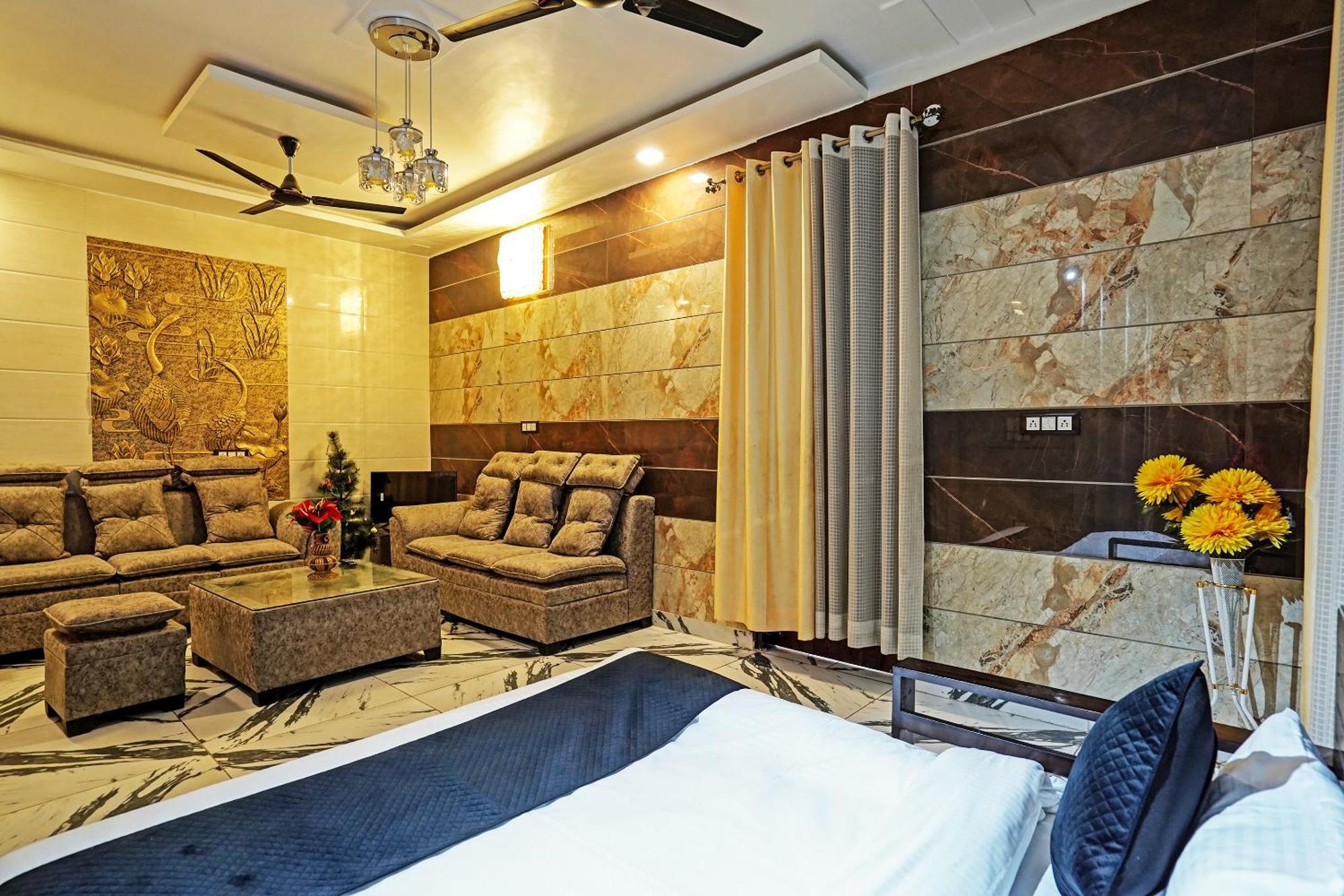 Play- Platinum Sector144 Couple Friendly Noida Exterior foto