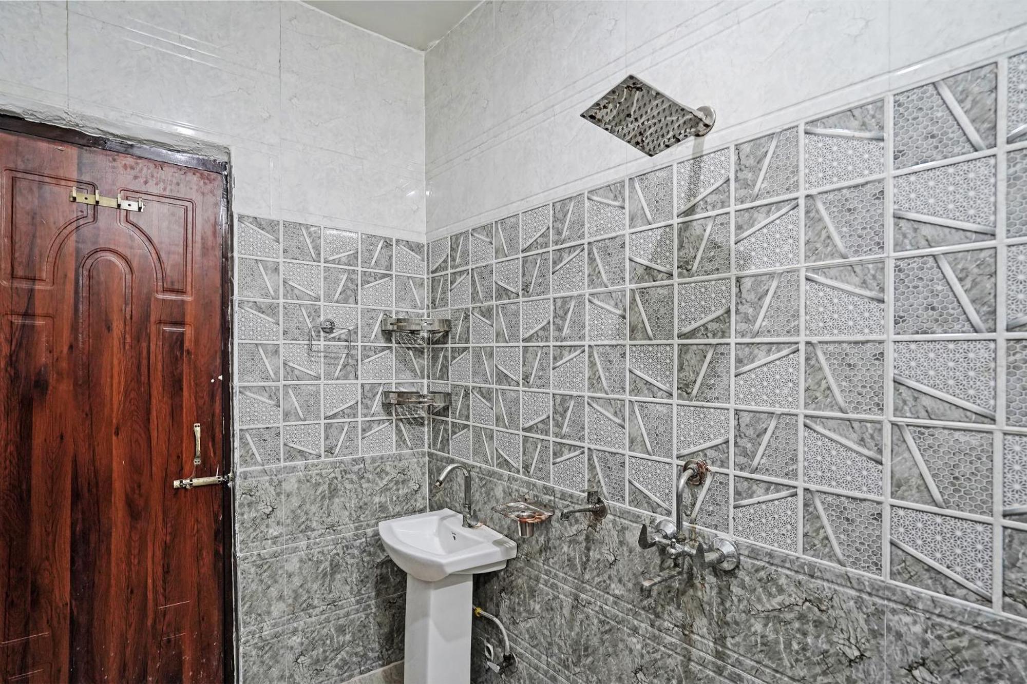 Play- Platinum Sector144 Couple Friendly Noida Exterior foto